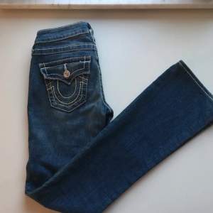 Säljer dessa sjukt fina jeans då dem var stora på mig, bilden är lånad så kom privat för mer bilder🤍