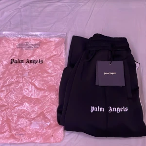 Palm angels - Hej jag säljer nu mina Palm angels byxor skick 8/10 säljer dom pågrund av att jag ej kommer till användning av de de är i strl L men skulle säga att de passar M bättre då jag själv har strl M