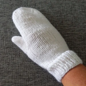 Nya vita vantar storlek S/M - HÖSTREA! Ett par nya, supersnygga tumvantar i fräscht vitt. Helt unika!  Jag har stickat dem i ett garn som är varmt och skönt, men inte stickigt. Kan tvättas i 40 grader. Pris 94 kr + frakt med vanligt brev. Totalt 120 kr. Lite dyrare vid spårbar frakt.