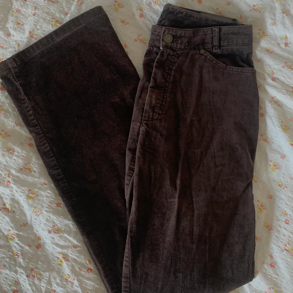 Snygga raka bruna byxor i så fint material! Köpta second hand. Köparen står för frakt 💙. Jeans & Byxor.
