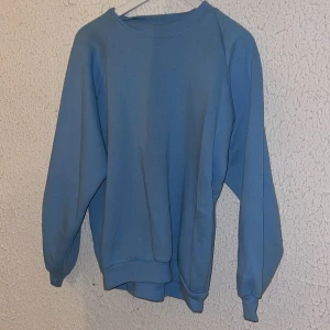 Tröja, mysigt tyg inuti 🧚🏼‍♂️ - Mysig tröja, blå. Kommer ej till användning så därav säljer jag den🧚🏼‍♂️💙