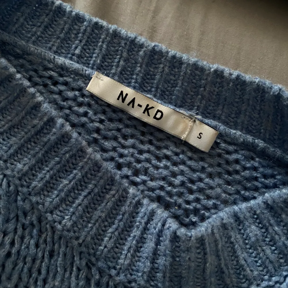 En stickad tröja i en härlig blå färg från NaKd, storlek S, som inte kommer till användning längre🙌🏼🫶🏼Köparen står för frakten!!!. Stickat.