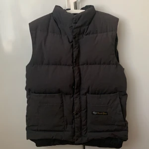 canada goase väst  - säljer min vintage canada goose för att den är aldeles för stor för mig, skulle gissa att de va storlek M eller L