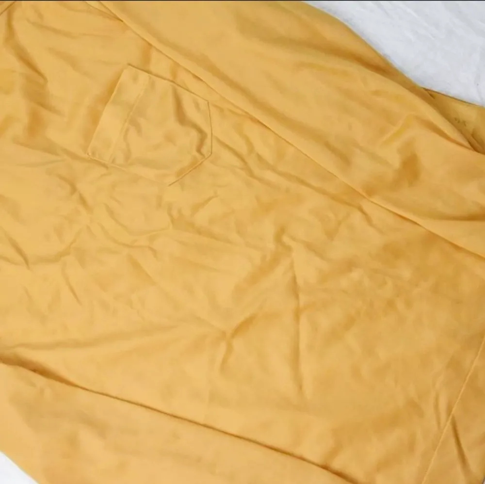 Säljer denna rare Prada silk tröjan i size medium.  Använt den ett par gånger men i perfekt skick. En tröja som är sjukt bra att ha som under tröja eller använda som vanlig longsleeve. Original pris va runt 6 tusen svenska kroner.  Självklart äkta!. Hoodies.