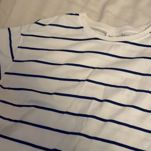 Randig t-shirt - Jag älskar denna men den blir inte använd och jag har en likadan fast röd så jag bestämde mig för att sälja, originalpris: 150kr  Jag säljer för: 80kr