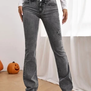 lågmidjade jeans  - säljer dom här jätte fina lågmidjade jeansen från shein( kom hem igår ) nypris 280 ( endast testat) säljer för att jag inte tyckte dom satt bra.❤️