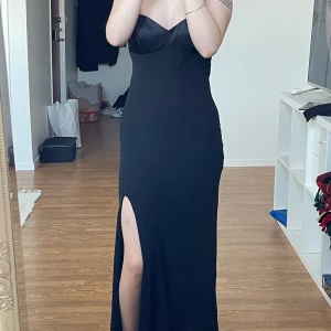 Långklänning stl 38 - Säljer denna SUPERFINA långklänningen i stl 38, använd 1gång men tyvärr inte mer än så. Jag hoppas någon får mer användning av den än mig, jag är 162cm för referens 💗 Kunden står för frakt 