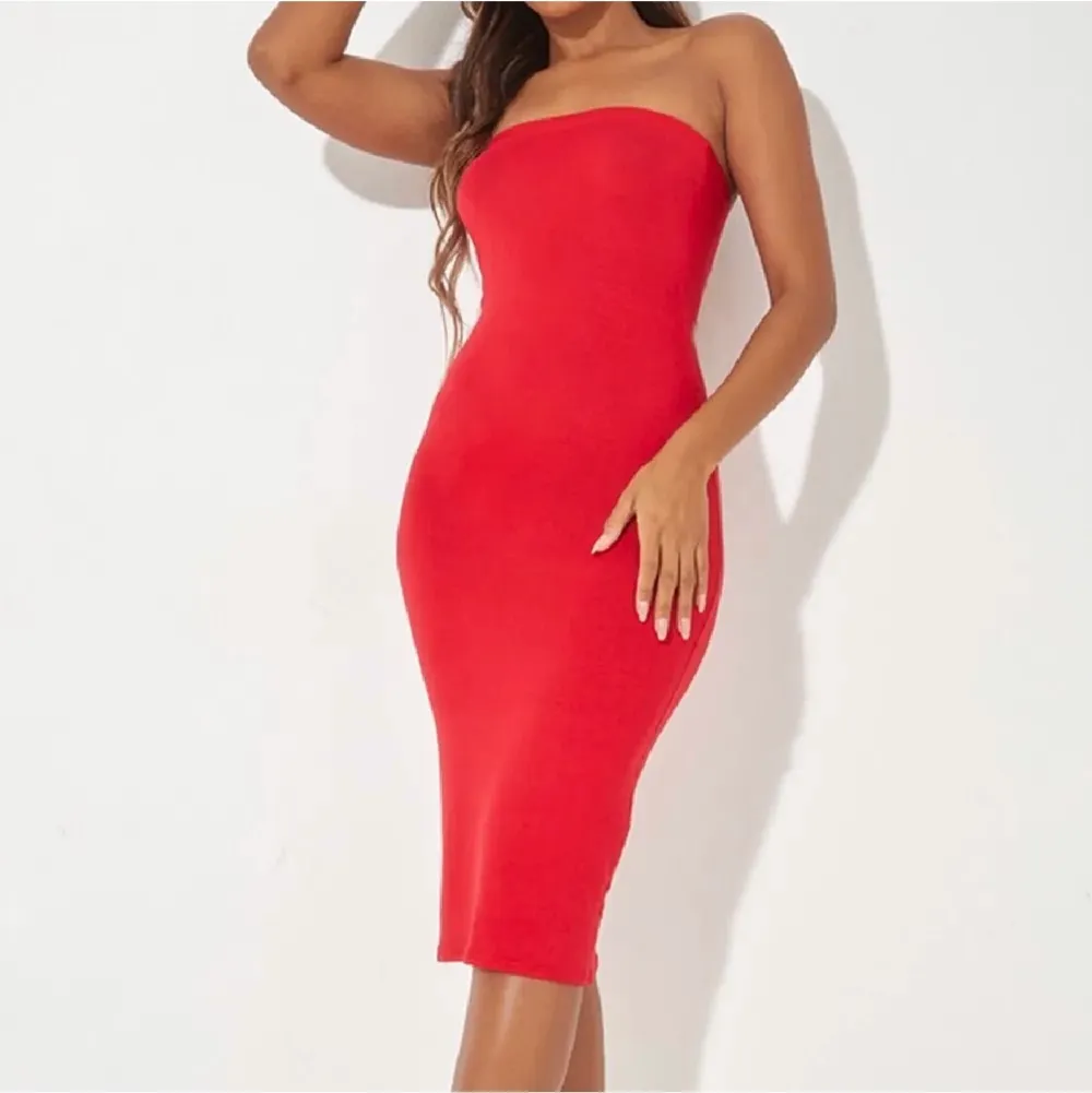 Jättefin röd klänning i storlek S. Passar nog M oxå för att det är stretchigt tyg❤️. Klänningar.