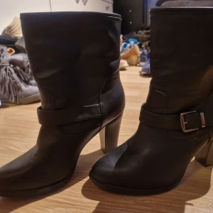 Strl 38 Jenny Fairy  - Skor använda en gång.  perfekt skick.      Vissa skor behöver rengöras, läggs i en påse med andra skor som kan vara smutsiga eller dammiga, mycket bra, perfekt skick, eller nya skor., Storlek 37 eller 37,5 och alla skor passar 24cm eller 23,5cm