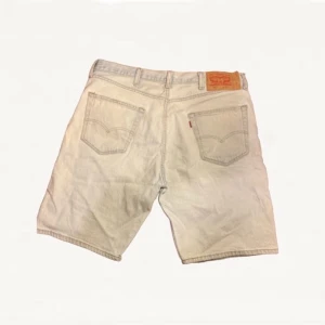 Levis shorts - Levis shorts, inga missfärgningar eller fläckar. Ljuset reflekterade konstigt, kan skicka fler bilder. 