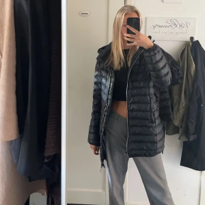 Gant jacka  - Säljer min gant jacka som jag inte har användet alls mycket. Den har inga skador eller hål. Nypris 2600 från kidsbrandstore. Jackan finns inte längre. Passar mig som är 174 och är perfekt till både större och mindre än mig. Färgen är mörk blå/svart💞