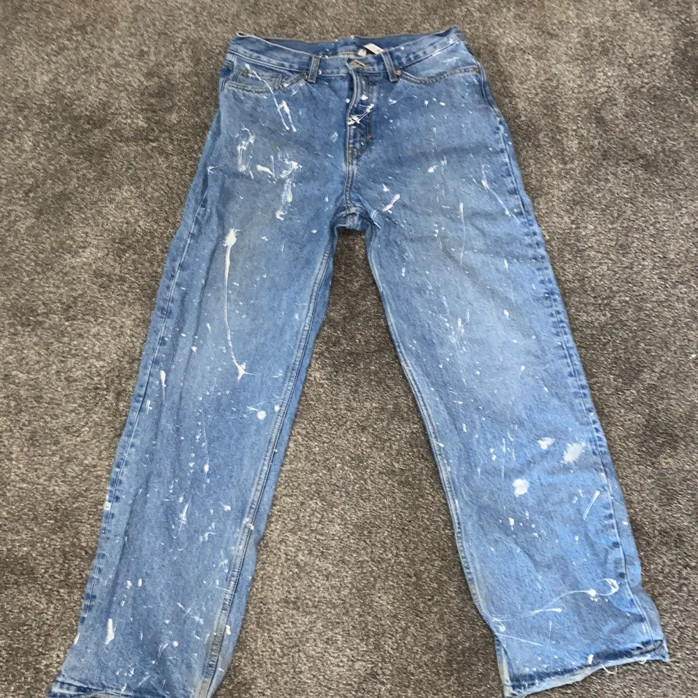 Säljer mina weekday jeans som jag målat själv. Jävligt feta och snygga! Det är galaxy modellen på jensen från weekday. Jeans & Byxor.