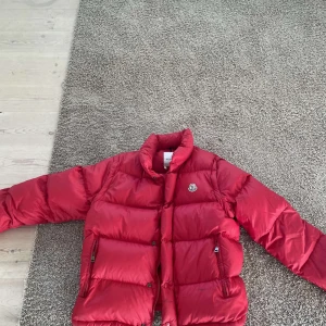 Moncler jensen hybrid downjacket - Cond 7,5/10 Strl 2 men sitter som L/M Strades mot annan jacka intressant 