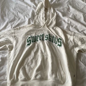 Sweet Skateboards hoodie - Säljer min Sweet Sktbs hoodie då jag aldrig använder den. Köpte den i början av Maj 2022. Fint skick, om du har frågor så är det bara att höra av dig!