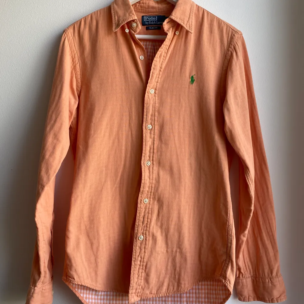 Säljer denna vintage Ralph laurenskjorta i färgen peach 🍑som är perfekt solblekt med märket i grönt. Passar en xs/s . Skjortor.