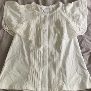 Vit tröja här! - Säljer min vita volang tröja från Zara. Köpte den för 199 o har aldrig använt den. Så säljer den för 130 kr. Det är storlek 140-146. Säljer den pågrund av att jag inte gillar den o eftersom jag aldrig använder den.Köparen står för frakten.Snap:Vilmsien.11