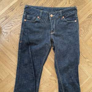 Säljer gamla Gina Tricot jeans. Passar för någon som är ungefär 170 cm lång, motsvarar storlek XS. Modellen är rak/ vida ben. Absolut inget fel på dem.  Midjemått: 36 cm rakt över  Innerbenslängd: 84 cm