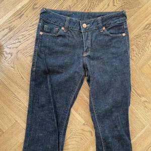 Jeans  - Säljer gamla Gina Tricot jeans. Passar för någon som är ungefär 170 cm lång, motsvarar storlek XS. Modellen är rak/ vida ben. Absolut inget fel på dem.  Midjemått: 36 cm rakt över  Innerbenslängd: 84 cm