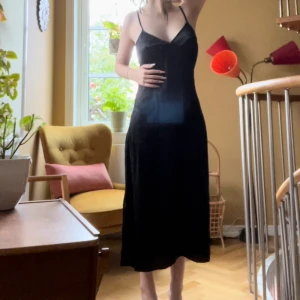 slip dress - slip dress från nakd, skicket är som nytt och den har unikt mönster och slits på sidan💕 kan användas som nattlinne