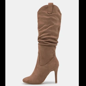 Beiga boots  - Beiga boots i storlek 38, använda men i bra skick 