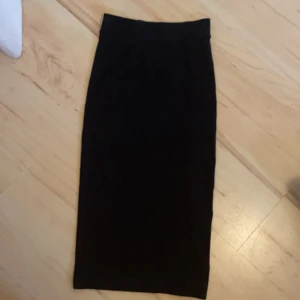 Lång kjol  - Lång svart kjol i storlek xs. Har ett hål på sidan, kan sys då det är i domen och inte i tyget. 