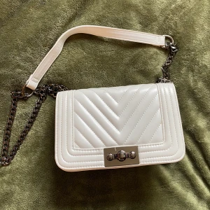 vit axelväska  - Fin Gina tricot Axelväska. ganska sliten. använder aldrig så säljer den. säljer för 40kr+frakt. hör av dig vid intresse! ❣️