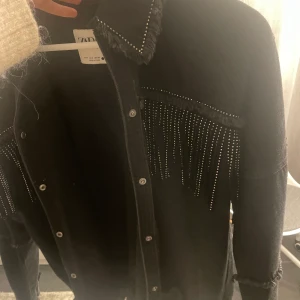 Zara jacka - Säljer min trendiga zara jeans jacka. Bud eller 220kr