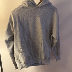 Grå hoodie - Grå hoodie utan snören 
