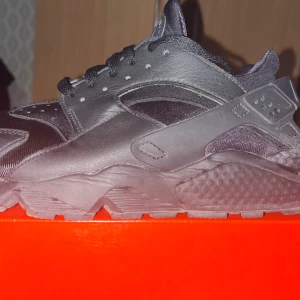 Nike huarache  - Köpte de för 899 Om du vill byta så går det storlek 41 passar även 40 39