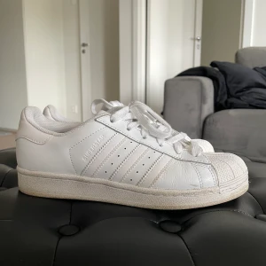 Adidas originals superstar - Storlek 37 1/3  Nypris 800kr