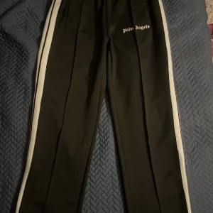 Palm angels trackpants  - Det är ett par svarta palm angels trackpants i storlek XL passar perfekt på mig som är 185, väldigt lätt använda  DM för affär