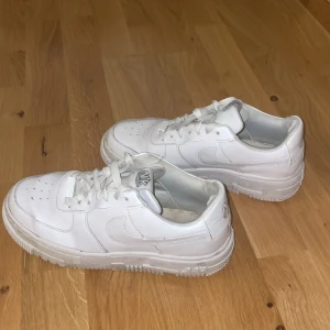 Nike air force  - Säljer mina Nike air force då jag har ett nytt par. Hyfsat använda men fortfarande hyfsat vita. Ny pris: 1300kr