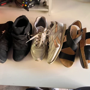 Skor storlek 35 - Blandade skor i storlek 35, alla paren är i mycket fint/ nytt skick 