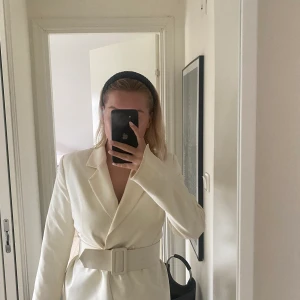Vit blazer - Säljer denna superfina blazern ifrån Hoss x NA-KD. Använd två gånger. Kan användas med eller utan bälte