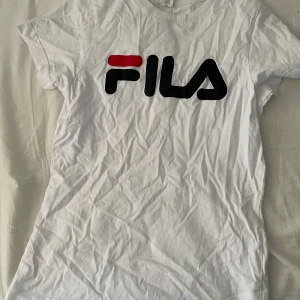 FAKE FILA - FAKE FILA t-shirt! Köpt i Turkiet där av priset. Frakt tillkommer på 26kr 