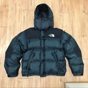 The north face baltoro jacka - Ovanlig men trendig modell som inte säljs längre. Storlek s Perfekt skick. Varm dunjacka 