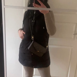 Zara väst  - Strl xs men stor i storleken bär storlek m och den passar perfekt 