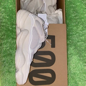 Yeezy boost 500 blush 40.5 - Yeezy boost 500 blush storlek 40.5 Har kvitto från Adidas Kan skickas eller mötas i Stockholm 