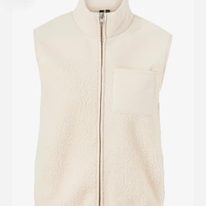 Teddy väst - Säljer denna jättefina teddy väst från Pieces då den inte kommer till användning, aldrig använd och nypris 399kr💖