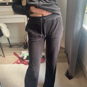 Juicy Couture byxor - Säljer nu mina svarta juicy couture byxor då jag tycker att dom sitter dåligt på mig därför har dom inte kommit till så mycket användning. Buda om du är intresserad❤️⚠️kan även tänka mig att byta mot en annan färg⚠️