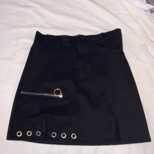 Kjol - Har två likadana som tyvärr är i fel storlek