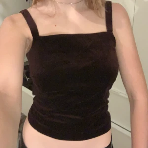 Sammets linne - Ett strukturerat brunt sammets linne, dragkedja på sidan