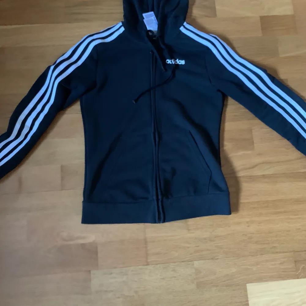 Säljer denna adidas kofta. Nypris var 500 men säljer den för 200 pris kan diskuteras💕 Köparen betalar för frakten. Kan även mötas upp💕. Kostymer.