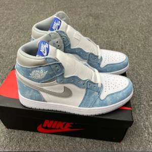 Air jordan 1 hyper royal - Tja!  Säljer mina skor som är ej använda Storlek 43 