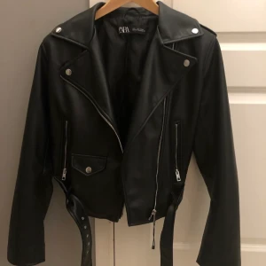 skinn jacka  - helt ny skinnjacka från Zara i storlek M. köpte den för 700. använd 1-2 gånger och inga skador. ( INTE RIKTIGT SKINN)  köparen står för frakten💕 