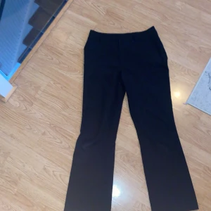 Kostymbyxor  - Riktigt snygga kostymbyxor som sitter som smäcken, använda fåtal gånger, säljer pågrund av för små. 
