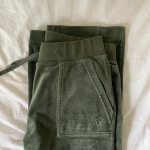 Juciy Coutore - Jag säljer dessa jättefina byxor från juciy coutore i färgen mörk grön!! Dom är i storlek M och ena detaljen på snörerna har lossnat därav sänker jag priset med 200kr, annars är dom i jättefint skick. Säljer dom för 400kr+ frakt!!
