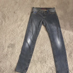 Blue fire jeans storlek 28 - Jeans använda få gånger, jag har tyvärr växt ut dem och kan tyvärr inte använda dem längre, ett väldigt bra pris för ett par så snygga jeans🤍🤍