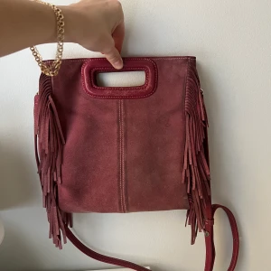 Maje väska  - Säljer min rosa maje väska. Den är lite sliten men också missfärgad av jeansen tyvärr därav priset. 