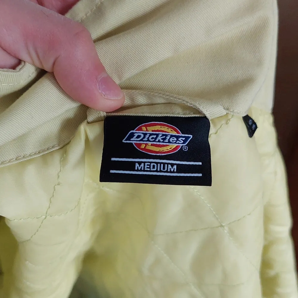 Säljer en fin Dickies bomber i ljus blekgul.  Oanvänd. Storlek M.  Passar utmärkt till hösten och våren.  Ord. pris 1199 SEK.. Jackor.